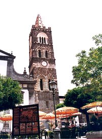 randazzo, il campanile in pietra lavica
