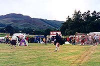 Giochi campestri e uomini in kilt svolazzante