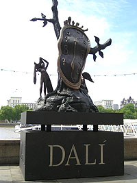 Sculture-di-Dalì-lungo-il-Tamig