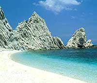 i faraglioni delle due sorelle nell'omonima spiaggia