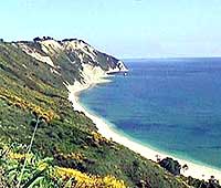 panoramica della spiaggia di mezzavalle con sullo sfondo lo scoglio del trave