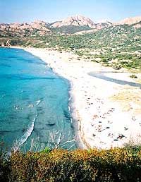 veduta panoramica della spiaggia di ostriconi con sullo sfondo il desert des agriates