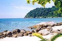 Uno scorcio dell'isola Perhentian Besar: sabbia bianca, roccie, palme e mare turchese