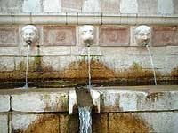 Particolare della fontana delle 99 cannelle