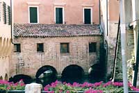 Di fronta al portico di Burane