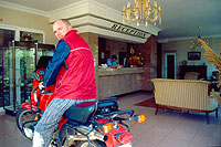 Sof-hot Consul Fabio con la moto nella reception