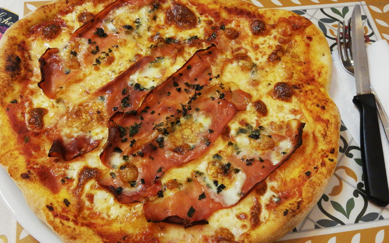 Pizza con lievito madre con speck e taleggio