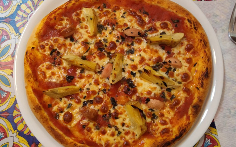 Pizza con lievito madre con carciofini e wurstel