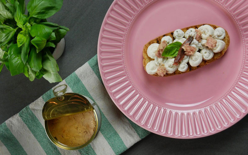 Bruschetta con olio, caprino, tonno e acciughe