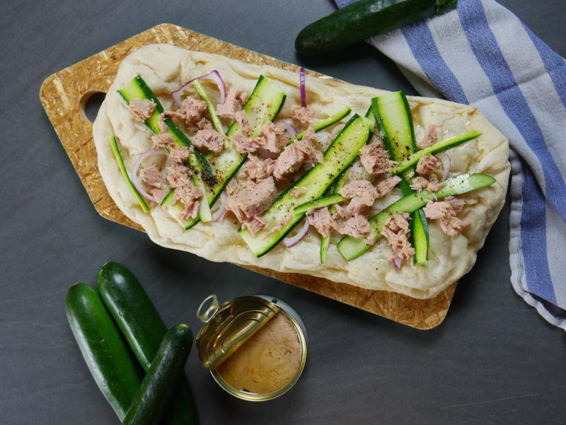 Focaccia cipolle, zucchine, tonno e il suo olio