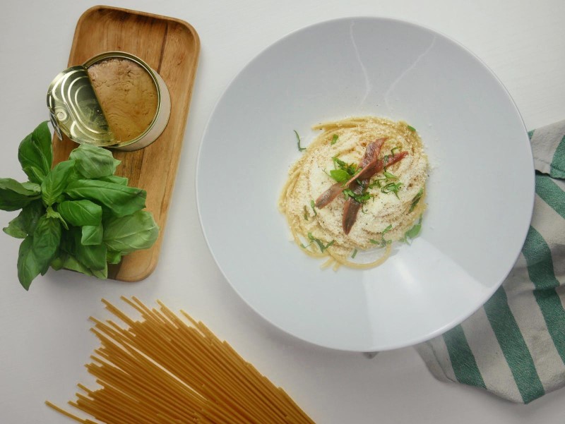 Pasta in bianco: spaghetti olio, parmigiano, acciughe e basilico