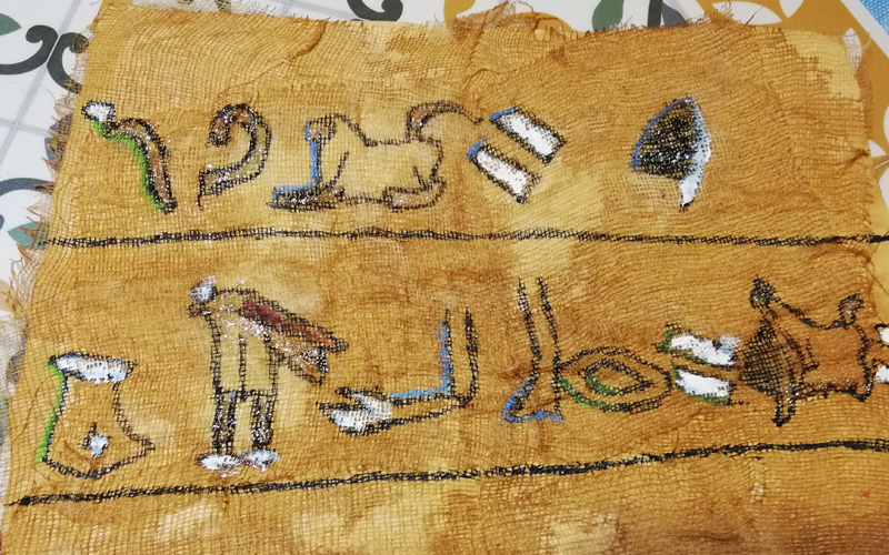 Papiro egizio con materiale di recupero 