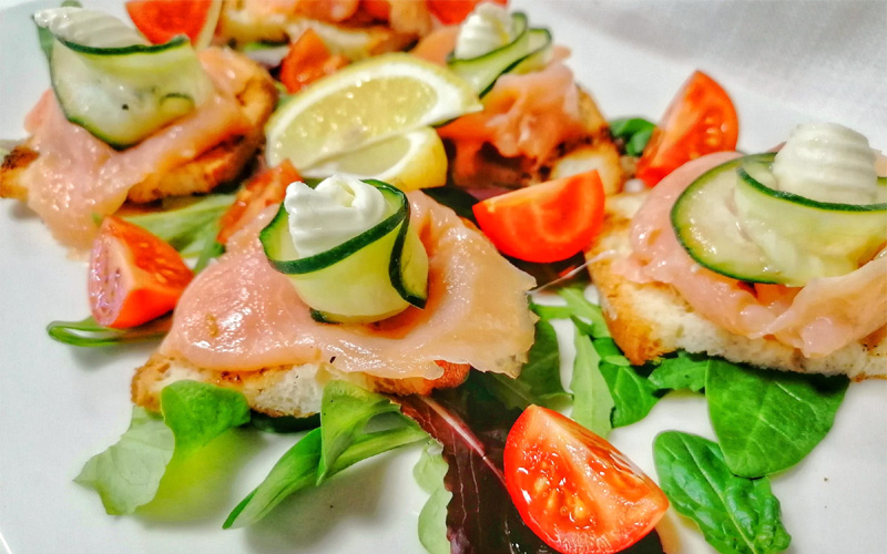 Rose di salmone affumicato alle erbe mediterranee