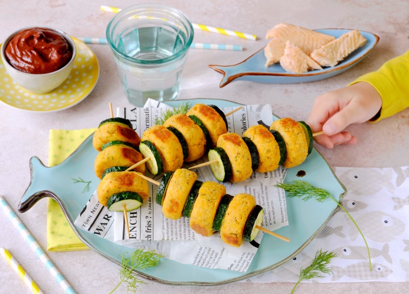 spiedini di mini burger di salmone e zucchine con finto ketchup 1